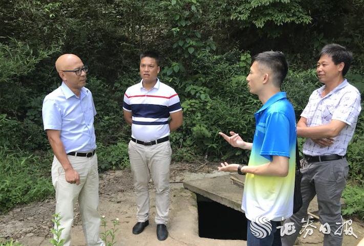 李經(jīng)緯（右二）與中國(guó)太保產(chǎn)險(xiǎn)清遠(yuǎn)中支負(fù)責(zé)人、村干部一道探討村里飲水難問(wèn)題的解決方案.jpg