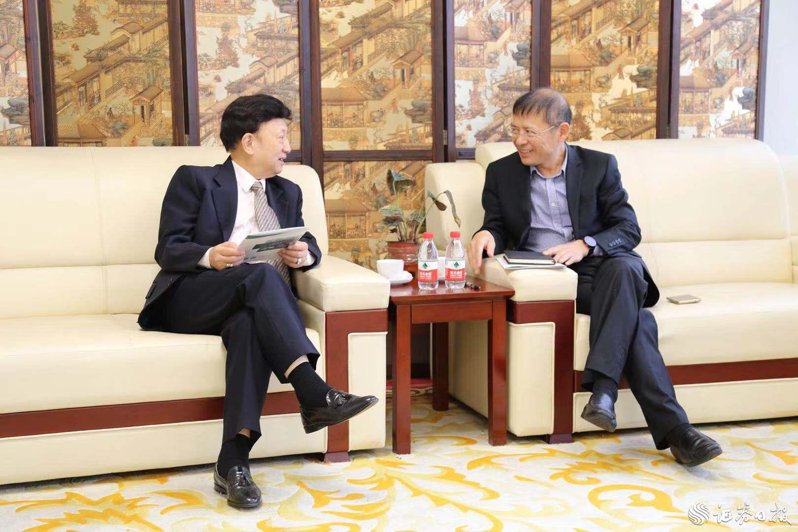 華僑國(guó)際樓宇黨委書(shū)記、總裁孔村光（右）與美中貿(mào)易發(fā)展協(xié)會(huì)總裁、執(zhí)行長(zhǎng)姚應(yīng)文博士（左）進(jìn)行商務(wù)洽談.jpg