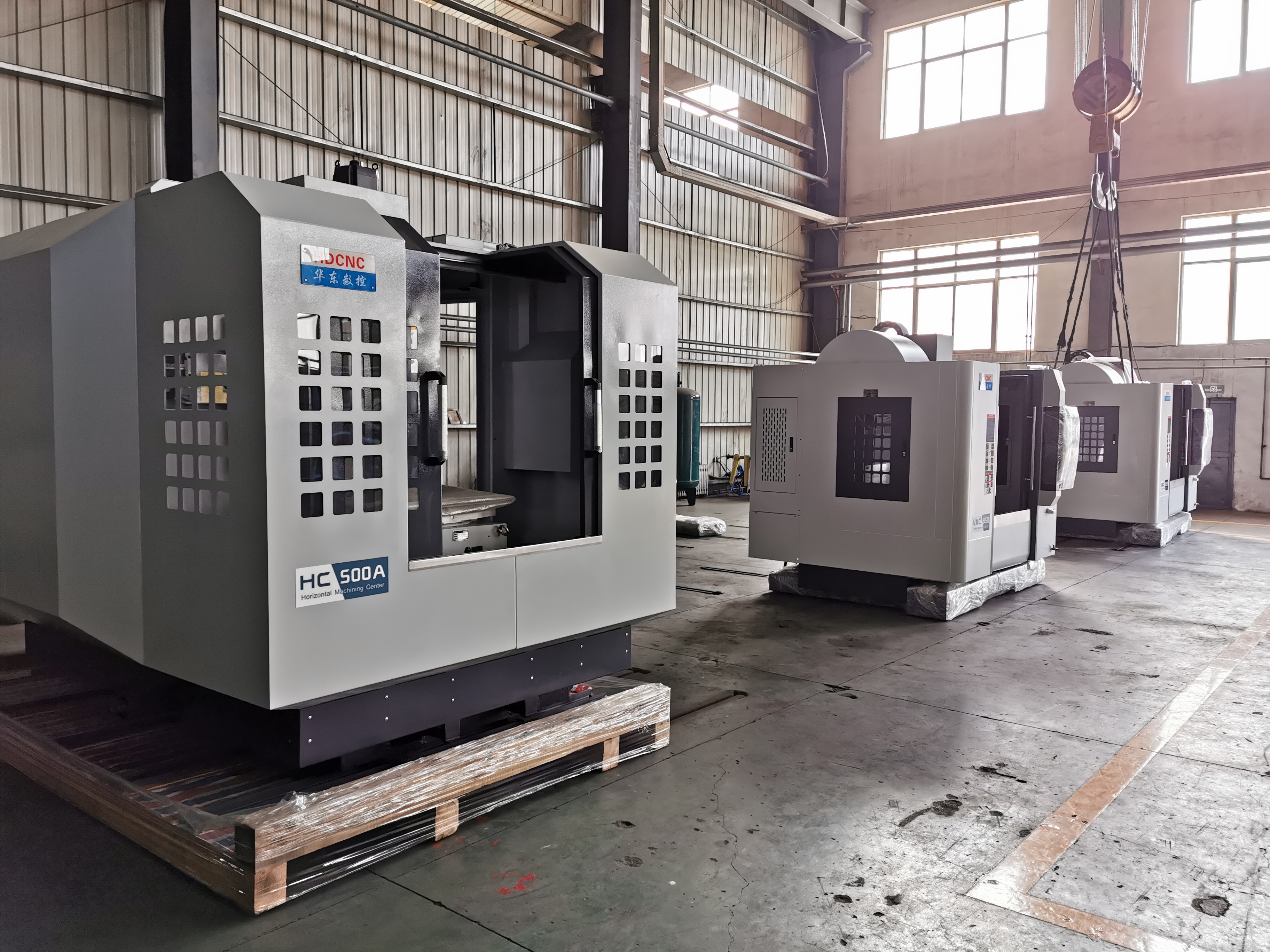 華東數(shù)控生產(chǎn)出的新型通用小型機床外觀和質(zhì)量都較過去提升了許多 王僖 攝.jpg