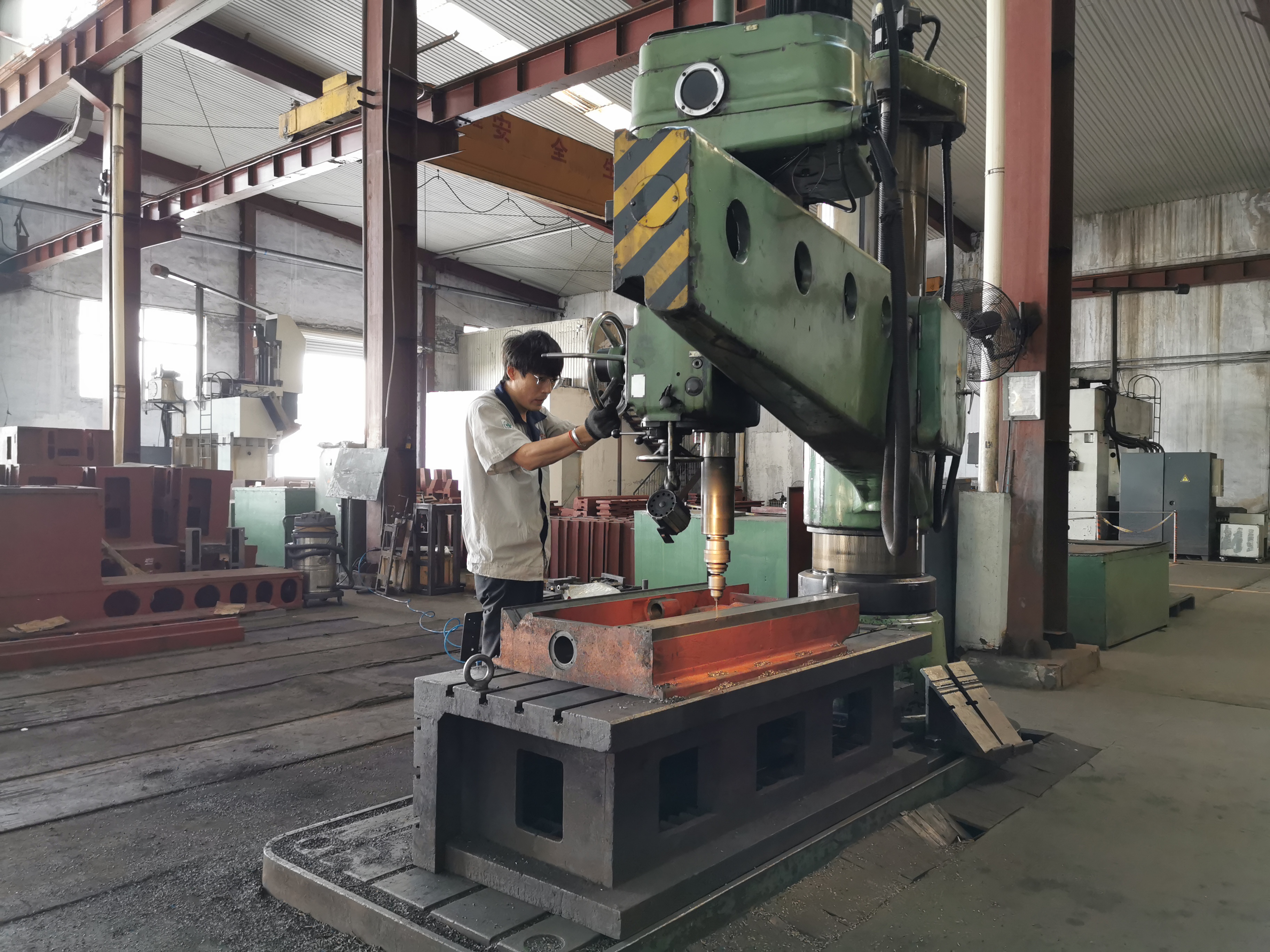 華東數(shù)控一線員工在忙碌生產(chǎn)1 王僖 攝.jpg